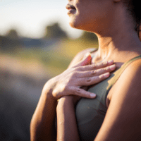 femme avec les mains croisées sur sa poitrine